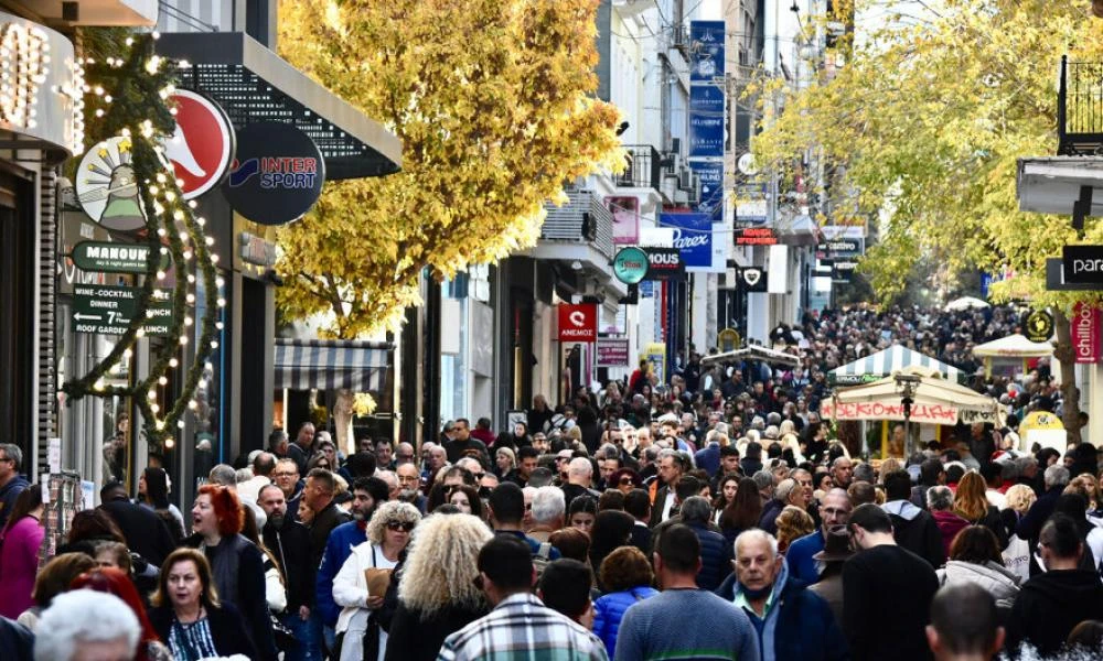 Χριστούγεννα: Πλήθος κόσμου κάνει τα τελευταία ψώνια των γιορτών στο κέντρο της Αθήνας